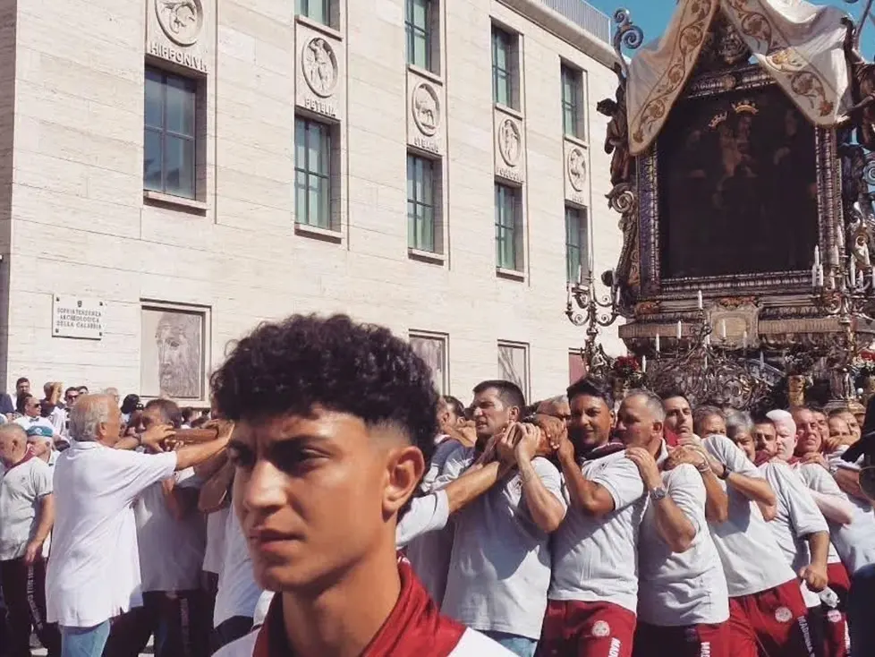 Domenico Ferro, il più giovane portatore della Vara della Madonna della Consolazione: «Per la prima volta tra le stanghe con orgoglio ed emozione»