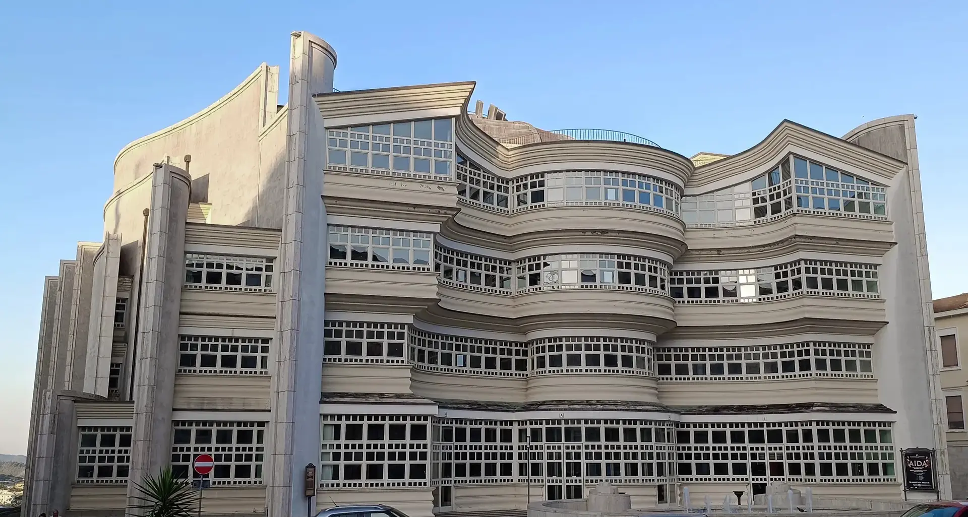 Teatro Politeama Mario Foglietti: dove l’architettura diventa musica\n