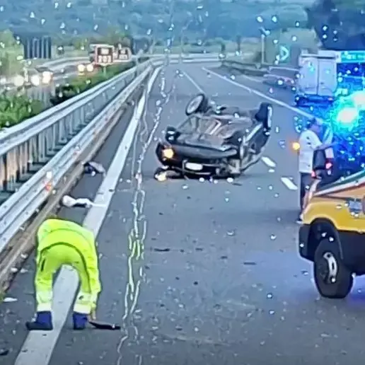 Ancora un incidente, auto perde il controllo e si ribalta sull’A2 nei pressi di Lamezia: un ferito