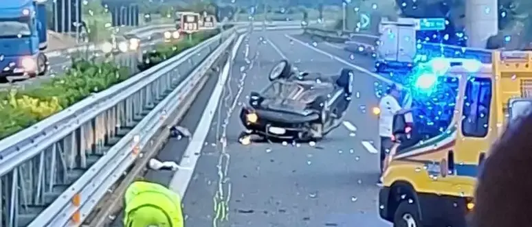 Ancora un incidente, auto perde il controllo e si ribalta sull’A2 nei pressi di Lamezia: un ferito\n