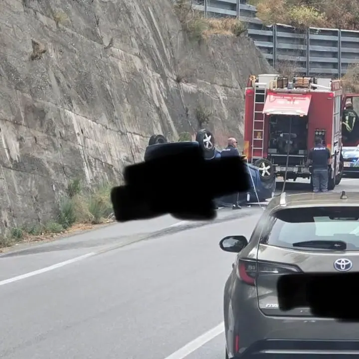 Paura sulla statale 107 nei pressi di Paola: perde il controllo dell’auto e si ribalta\n