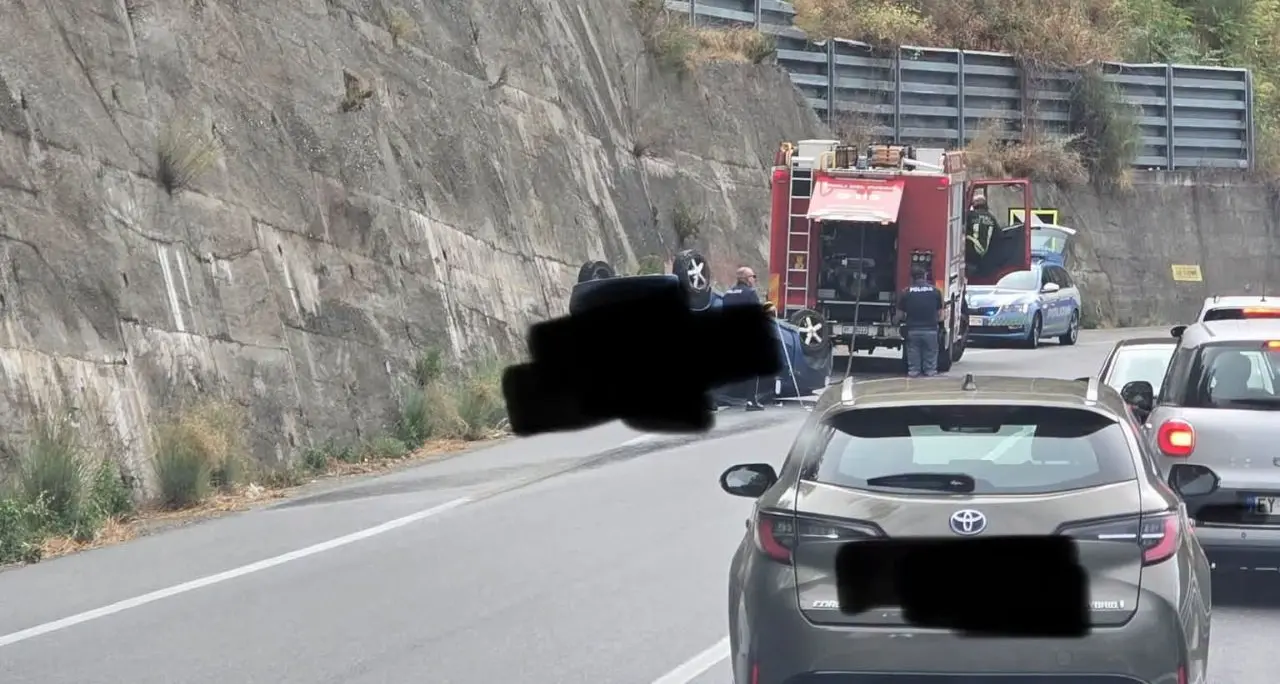 Paura sulla statale 107 nei pressi di Paola: perde il controllo dell’auto e si ribalta\n