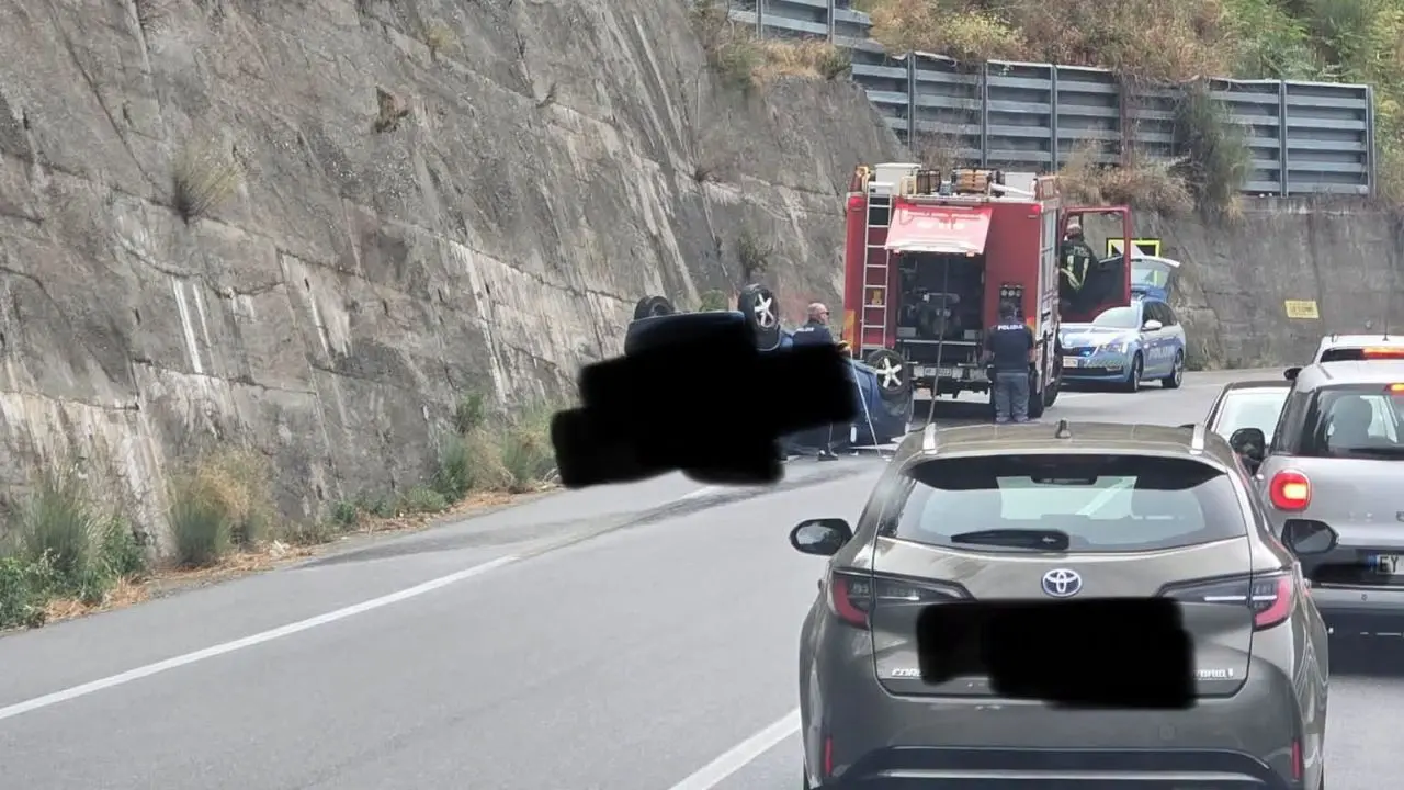 Paura sulla statale 107 nei pressi di Paola: perde il controllo dell’auto e si ribalta\n