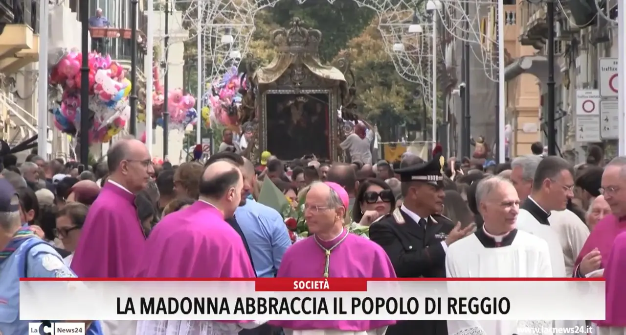 La Madonna abbraccia il popolo di Reggio