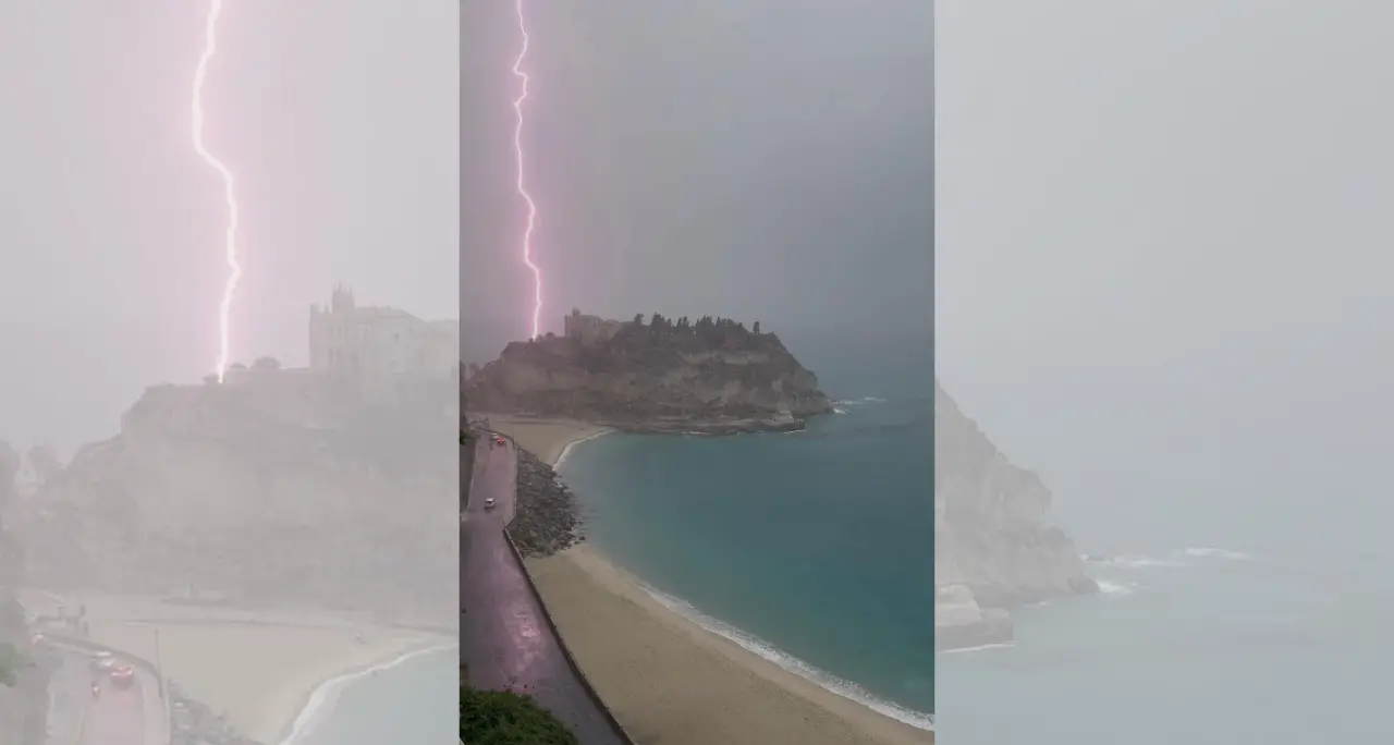 Tropea sotto il temporale, un fulmine illumina Santa Maria dell’Isola: lo scatto è spettacolare