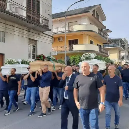 Incidente a Rosarno, a Gioiosa chiesa gremita per l’ultimo saluto alle tre vittime\n