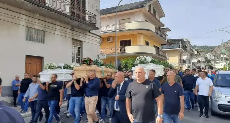 Incidente a Rosarno, a Gioiosa chiesa gremita per l’ultimo saluto alle tre vittime\n