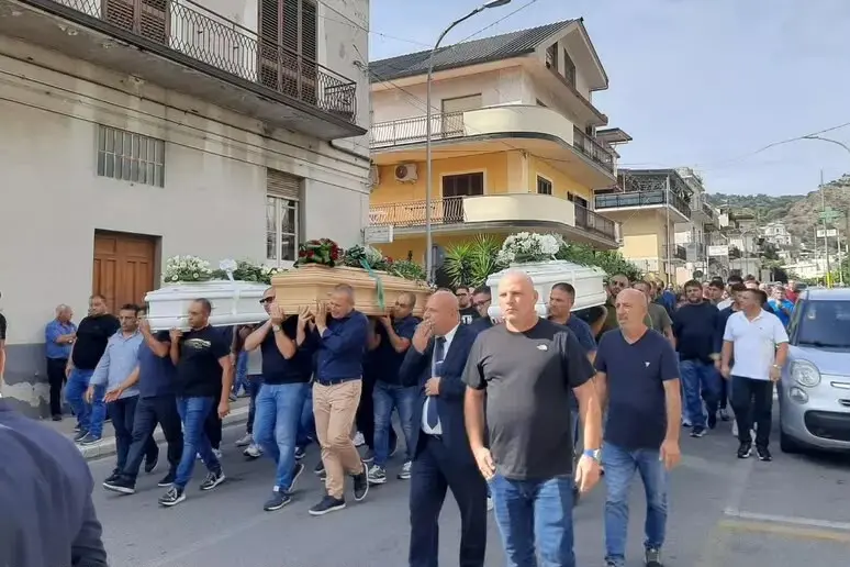 Incidente a Rosarno, a Gioiosa chiesa gremita per l’ultimo saluto alle tre vittime\n