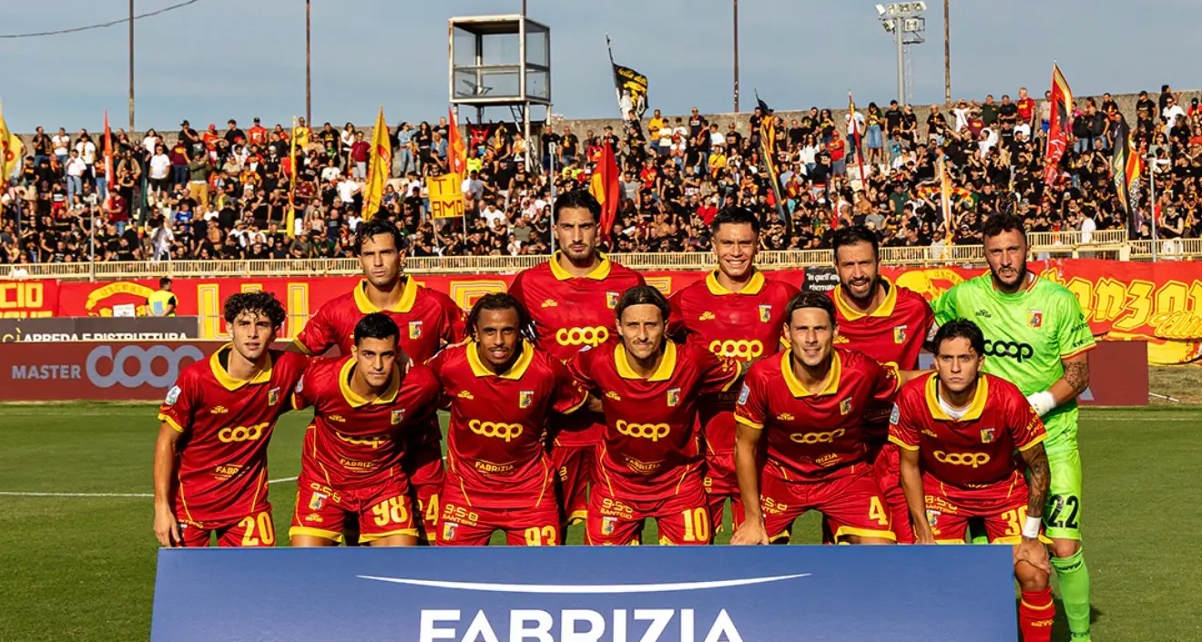 <p>Il Catanzaro ritorna al Ceravolo, contro la Carrarese è caccia ai punti: primo tempo 0-0. Gli aggiornamenti – Live </p>