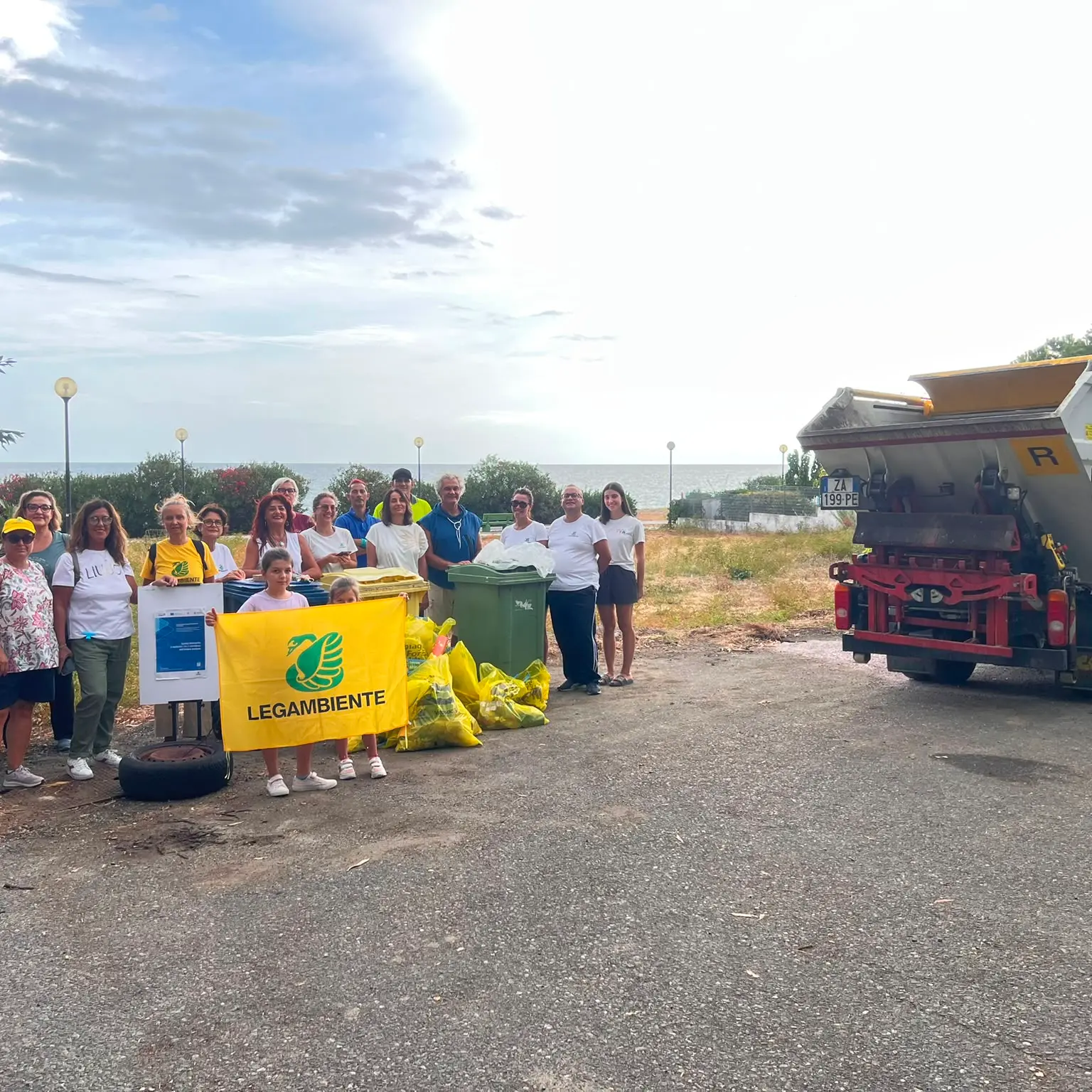 Calopezzati, rifiuti rimossi da spiaggia e fondali: plastica, nasse e sospetto eternit\n