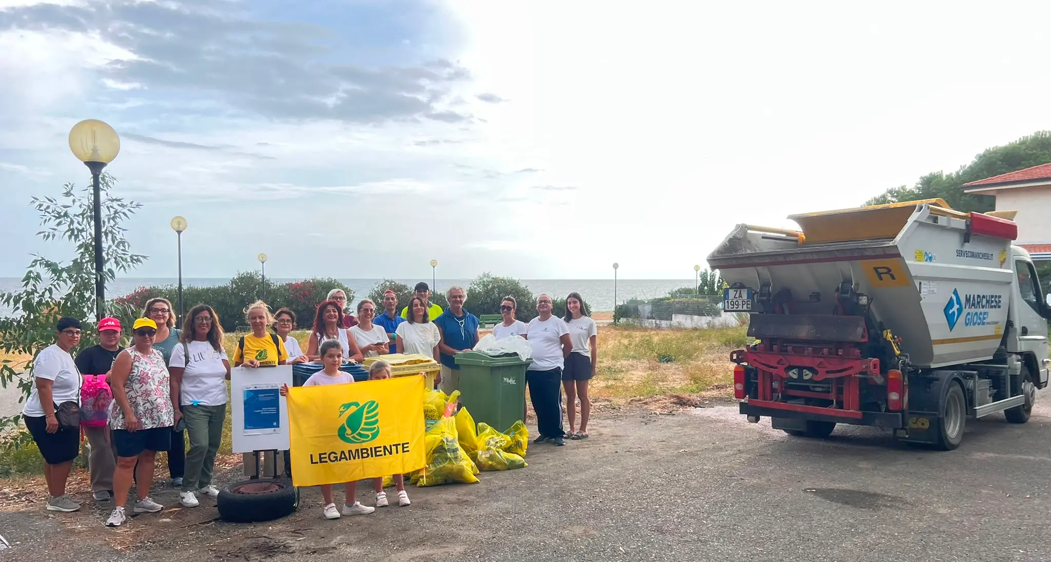 Calopezzati, rifiuti rimossi da spiaggia e fondali: plastica, nasse e sospetto eternit\n