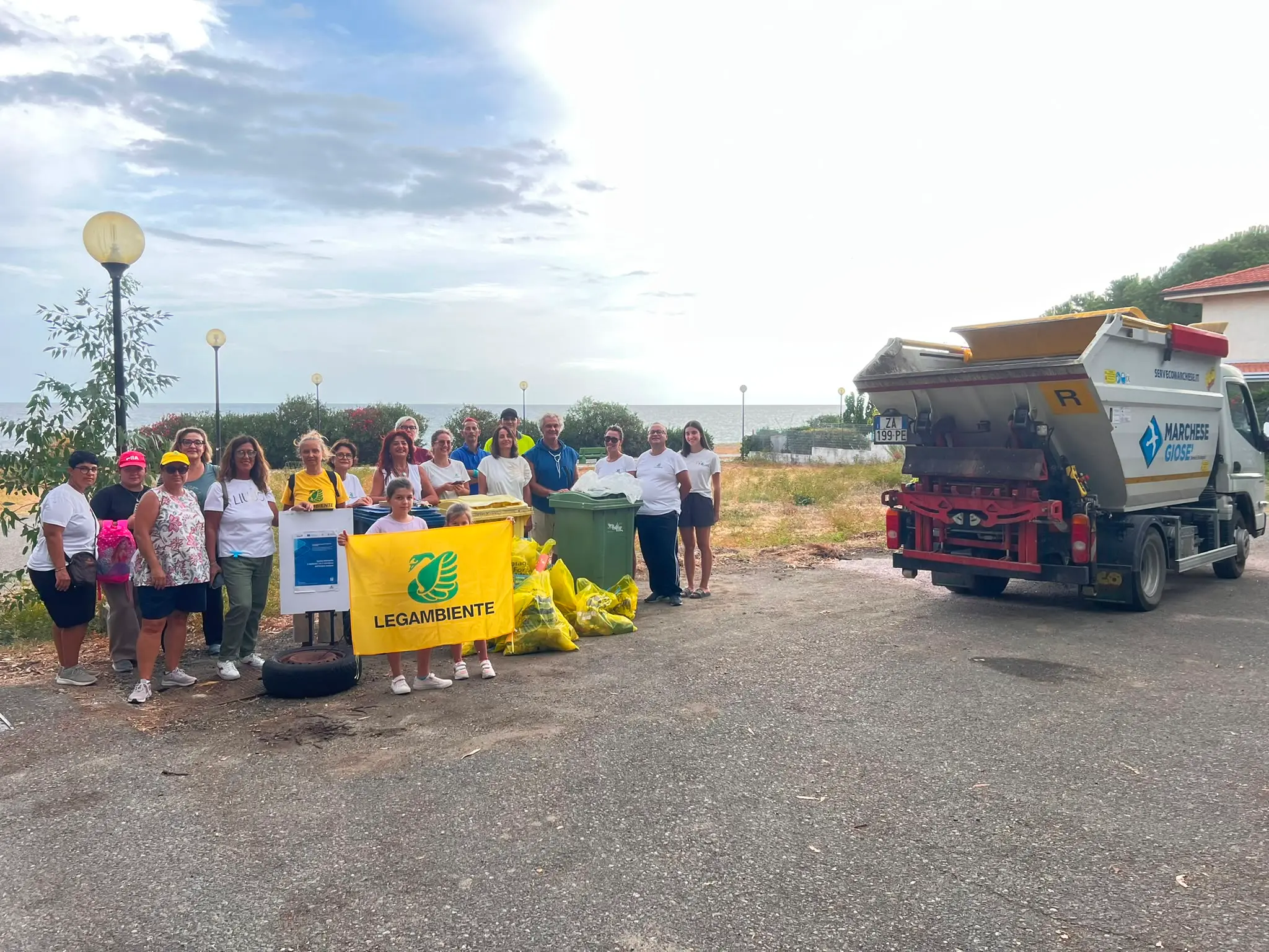 Calopezzati, rifiuti rimossi da spiaggia e fondali: plastica, nasse e sospetto eternit\n