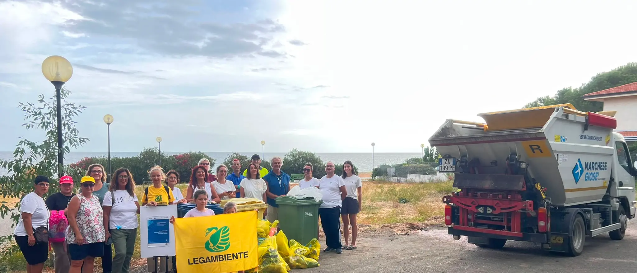 Calopezzati, rifiuti rimossi da spiaggia e fondali: plastica, nasse e sospetto eternit\n