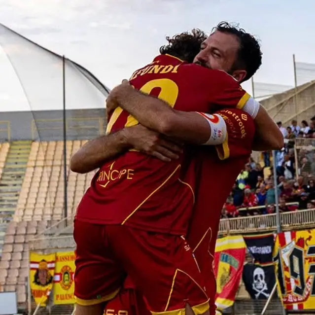 Il Catanzaro batte la Carrarese e conquista i primi 3 punti, Iemmello risolve il match: finale 1-0\n\n\n