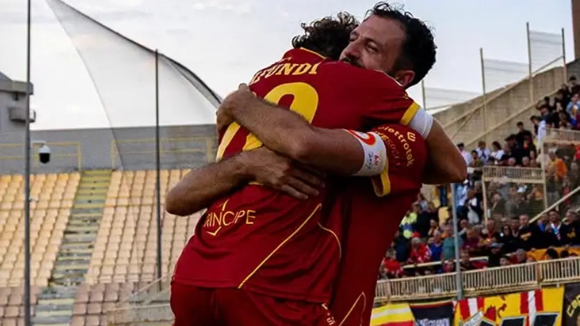 Il Catanzaro batte la Carrarese e conquista i primi 3 punti, Iemmello risolve il match: finale 1-0