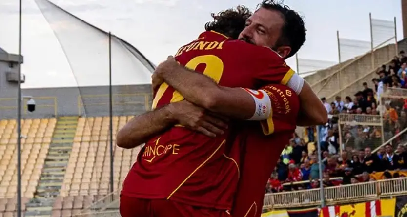 <p>Il Catanzaro batte la Carrarese e <span style=\"color:hsl(0,75%,60%);\">conquista i primi 3 punti</span>, Iemmello risolve il match: finale 1-0</p>