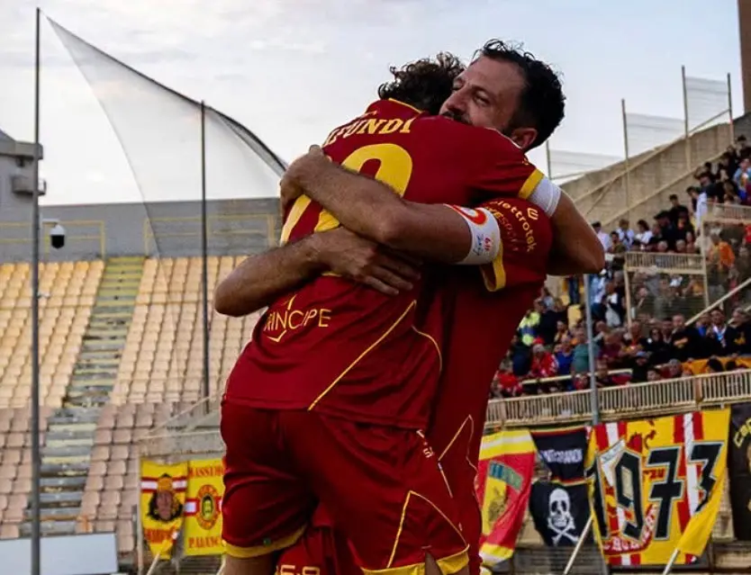 Il Catanzaro batte la Carrarese e conquista i primi 3 punti, Iemmello risolve il match: finale 1-0\n\n\n