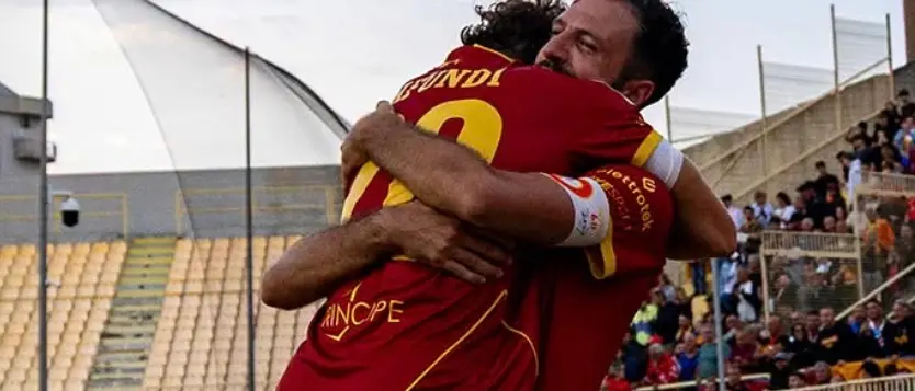 Il Catanzaro batte la Carrarese e conquista i primi 3 punti, Iemmello risolve il match: finale 1-0\n\n\n