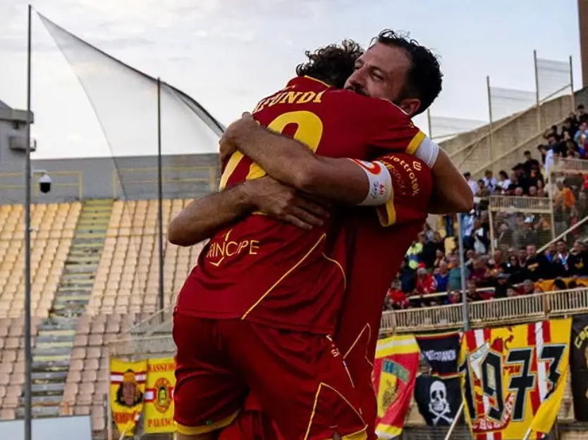 Il Catanzaro batte la Carrarese e conquista i primi 3 punti, Iemmello risolve il match: finale 1-0