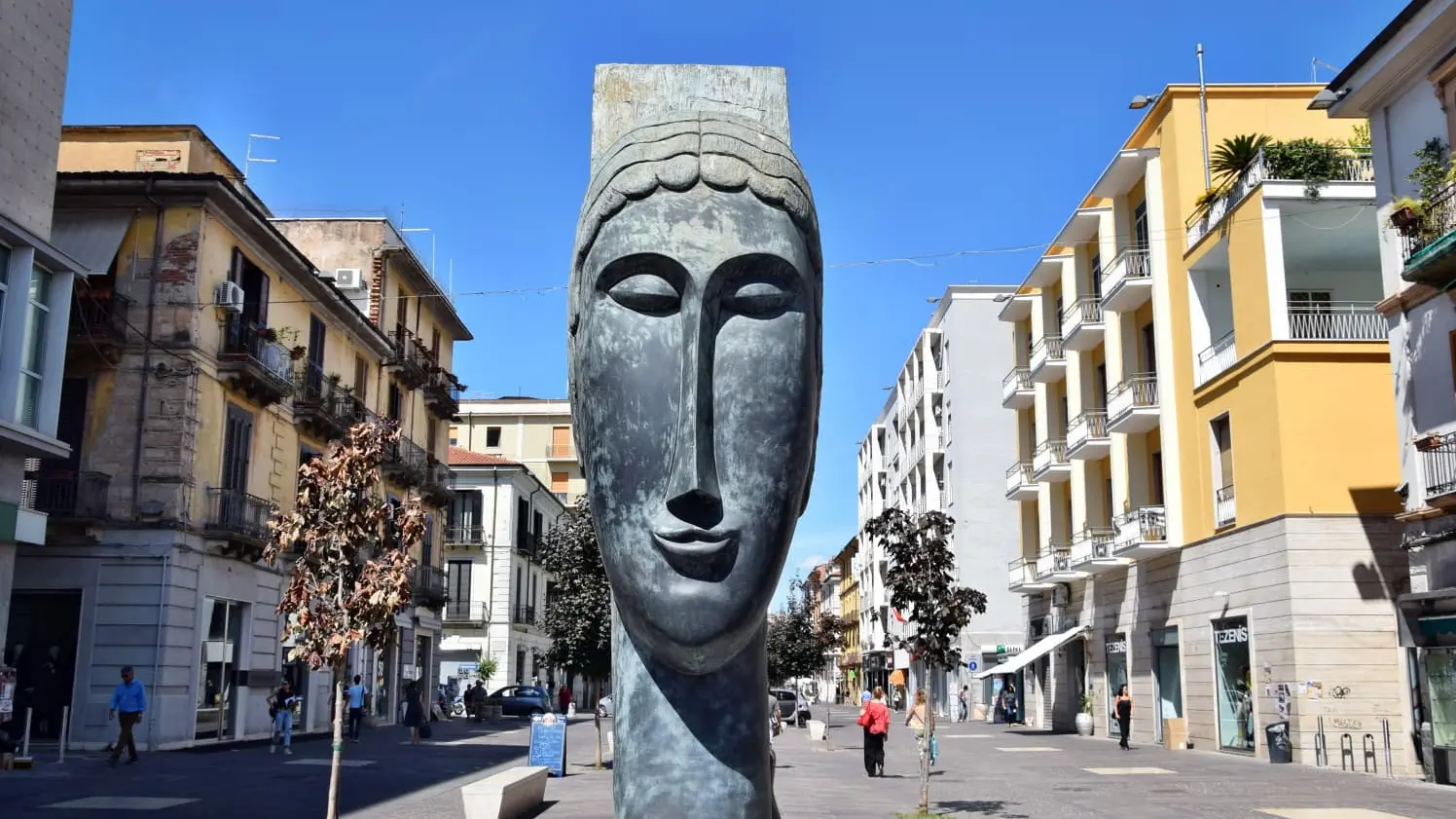 <p>Testa di Cariatide di Modigliani nel Museo all’Aperto Bilotti di Cosenza</p>\\n