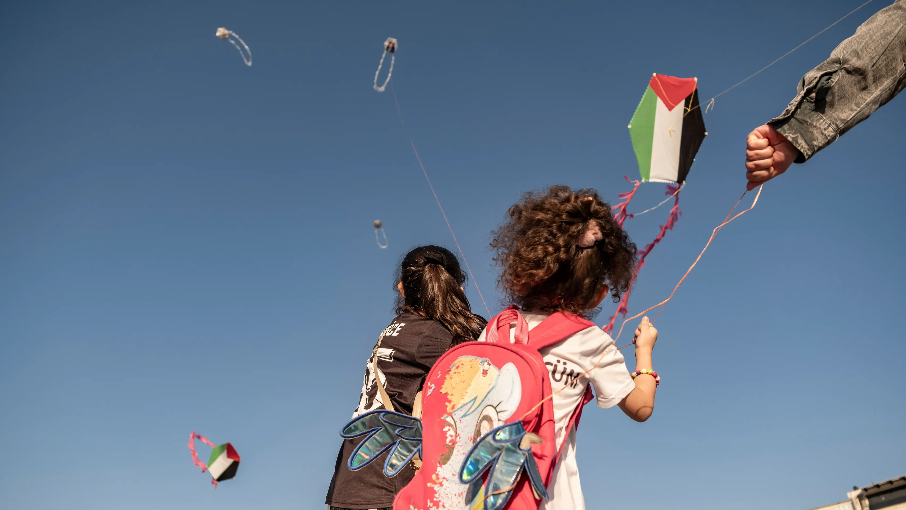 IPA88442187 - Children fly kites together at Gundogdu Square in Izmir, Turkey on September 11, 2026. Participants gathered at the seaside square as part of a global campaign to draw attention to the situation in Gaza and express solidarity with Palestinians.//MIDDLEEASTIMAGES_MEI-TUR-MTKS-ITPSK-20260911-0041/Credit:Murat Kocabas/MEI/SIPA/2609121709 , Murat Kocabas/MEI/SIPA
