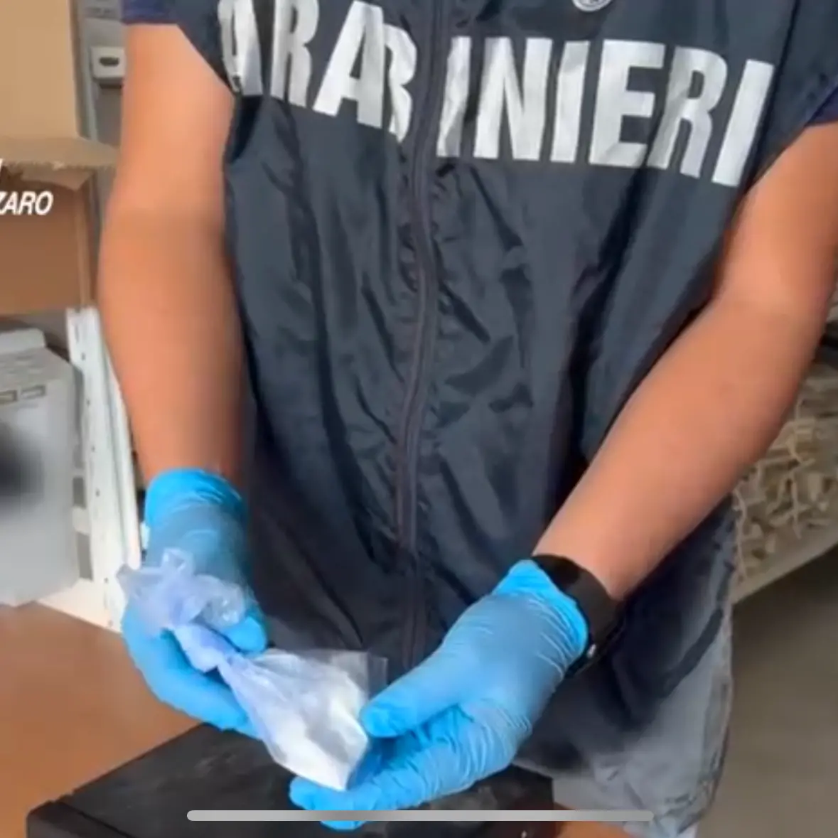 Falerna, getta la cocaina dal finestrino per evitare il controllo: arrestato un 42enne\n