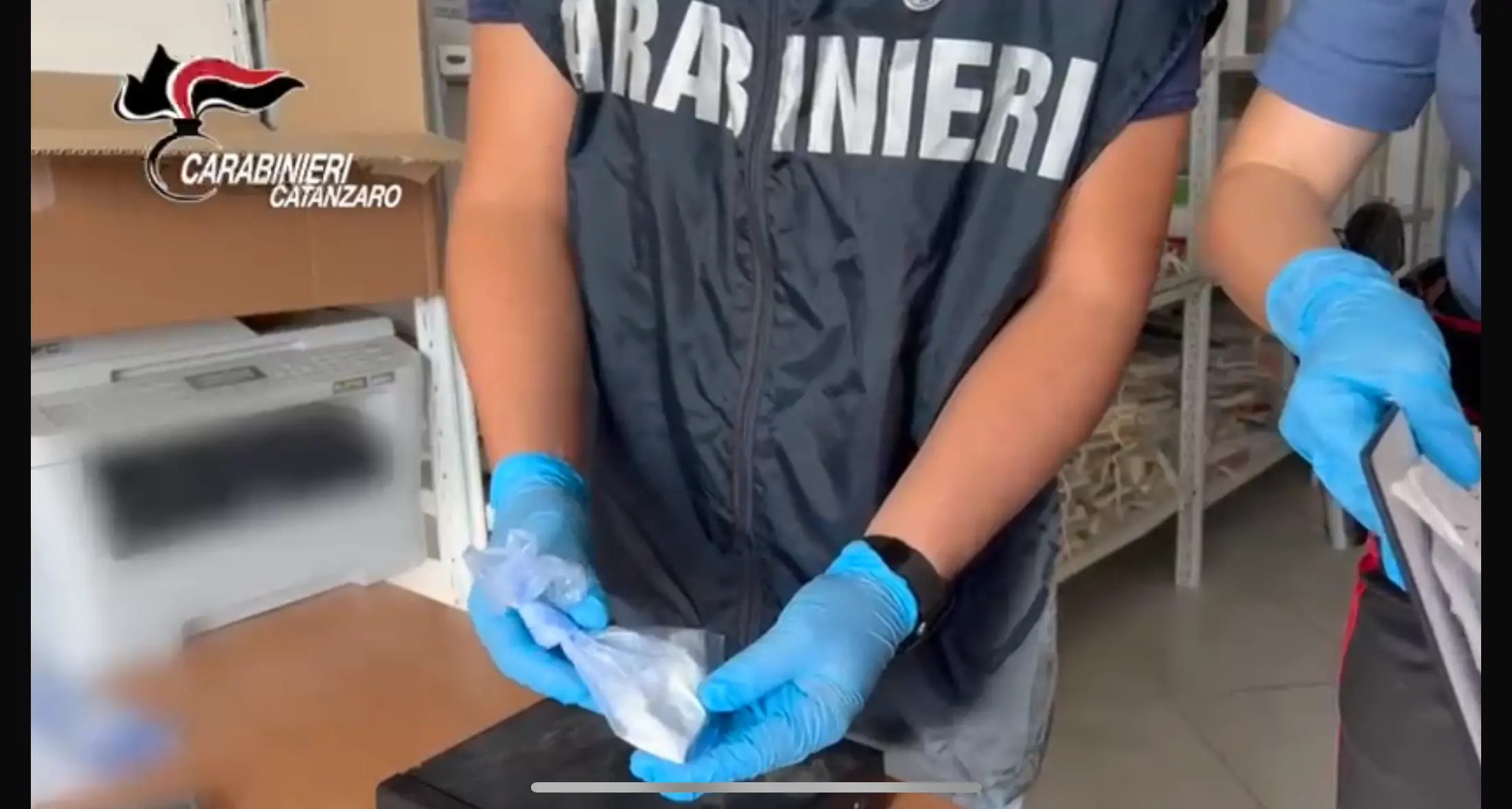 Falerna, getta la cocaina dal finestrino per evitare il controllo: arrestato un 42enne\n