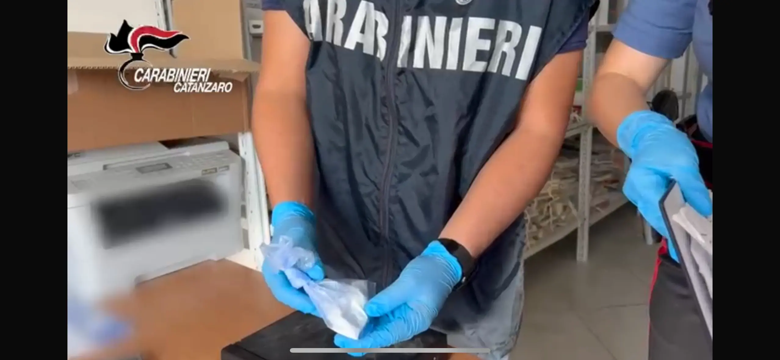 Falerna, getta la cocaina dal finestrino per evitare il controllo: arrestato un 42enne\n