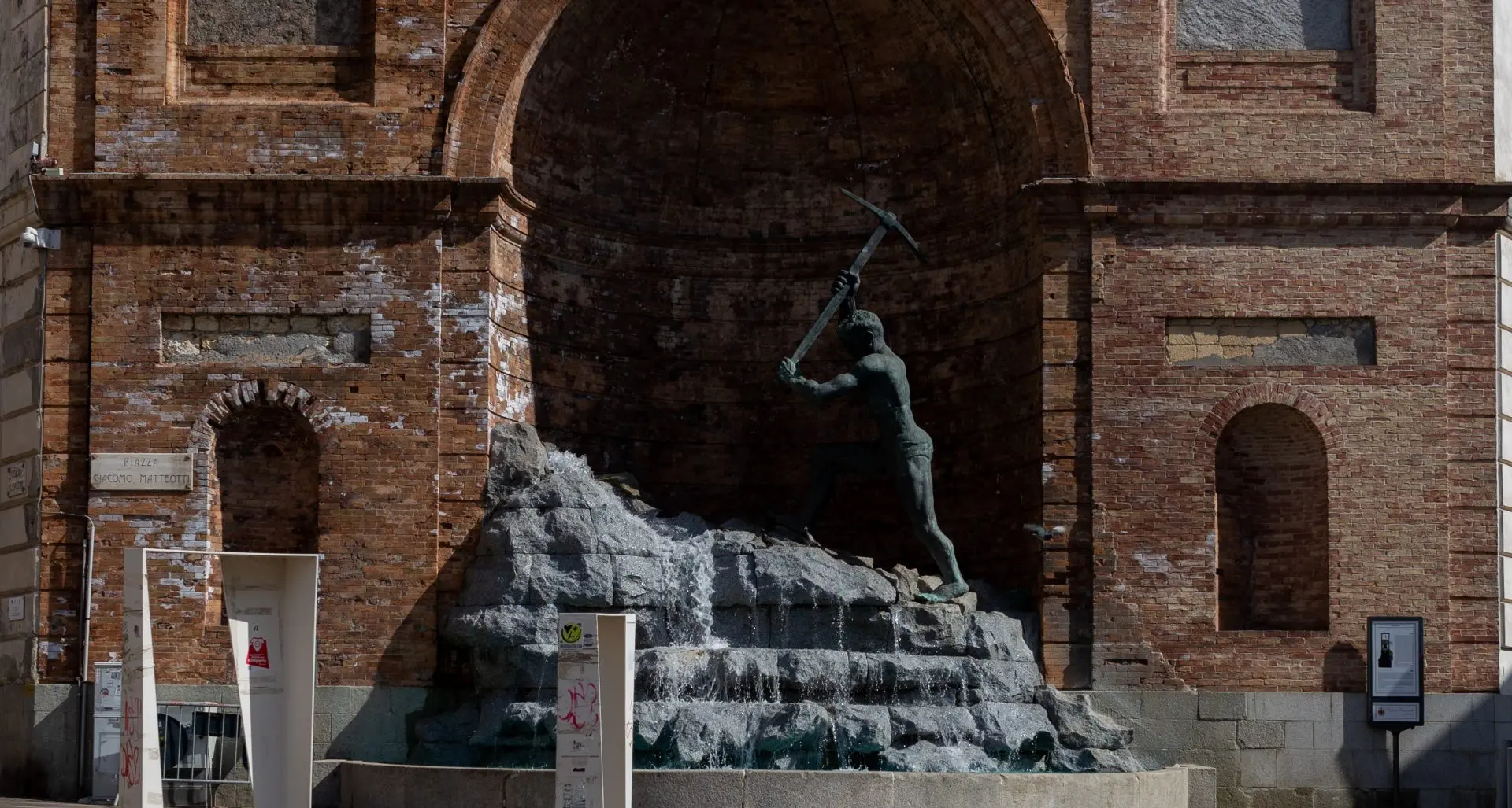 Il Cavatore: l’epopea del lavoro scolpita nel bronzo\n