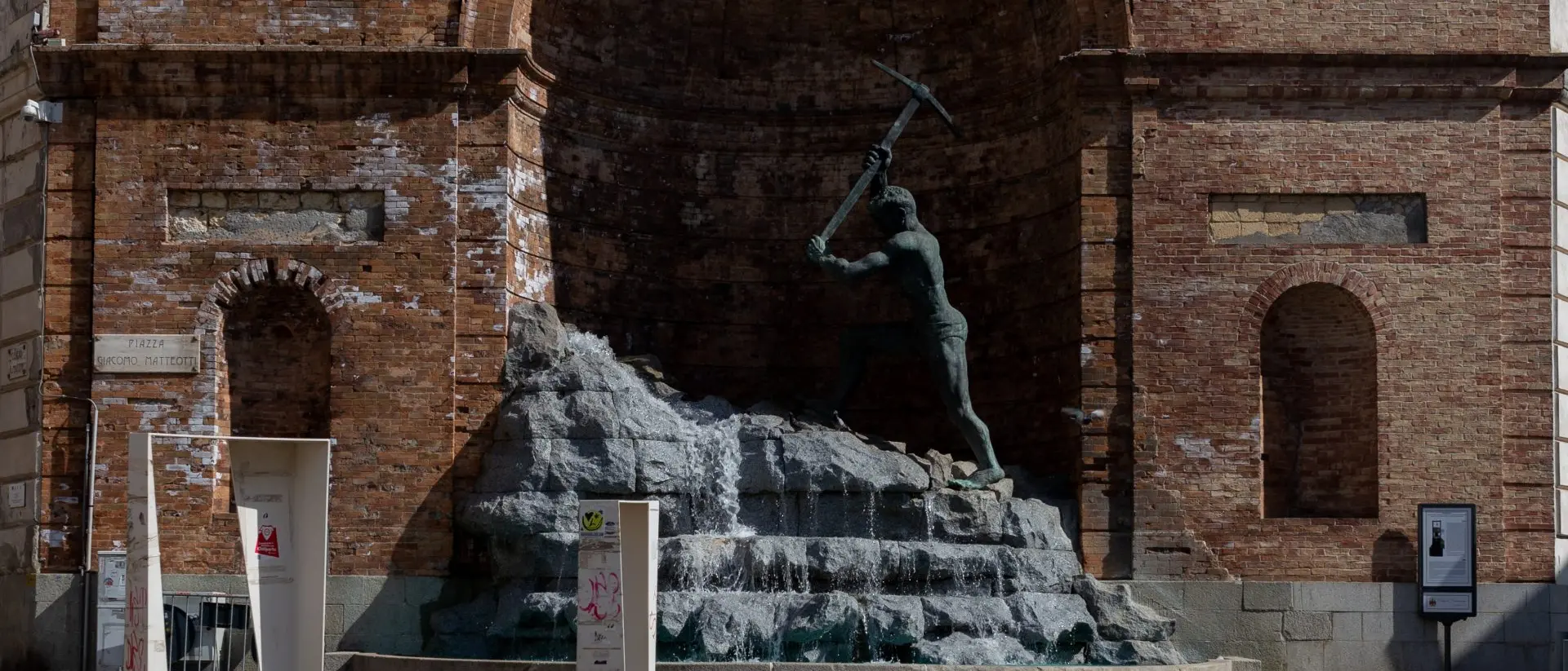 Il Cavatore: l’epopea del lavoro scolpita nel bronzo\n