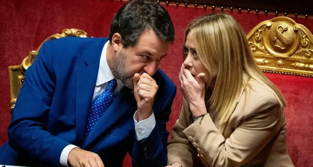 Legge elettorale, retroscena sulla telefonata Salvini-Meloni: «Tolgo la fiducia al governo»\n