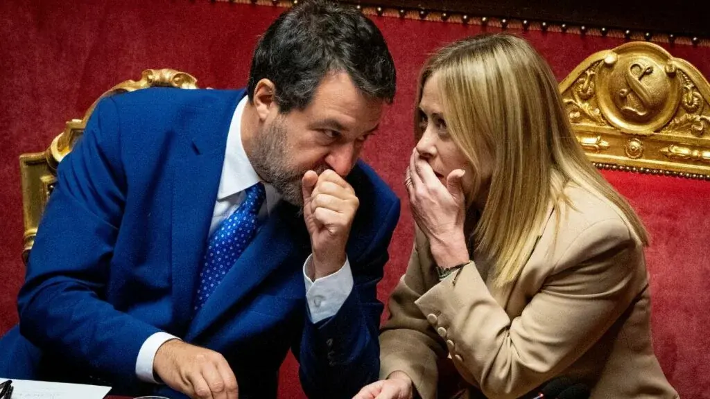 Legge elettorale, retroscena sulla telefonata Salvini-Meloni: «Tolgo la fiducia al governo»\n