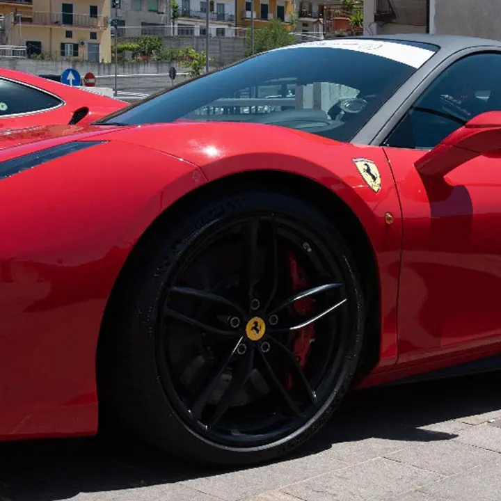 Lago veste il rosso: il rombo di 20 Ferrari per le strade del borgo\n