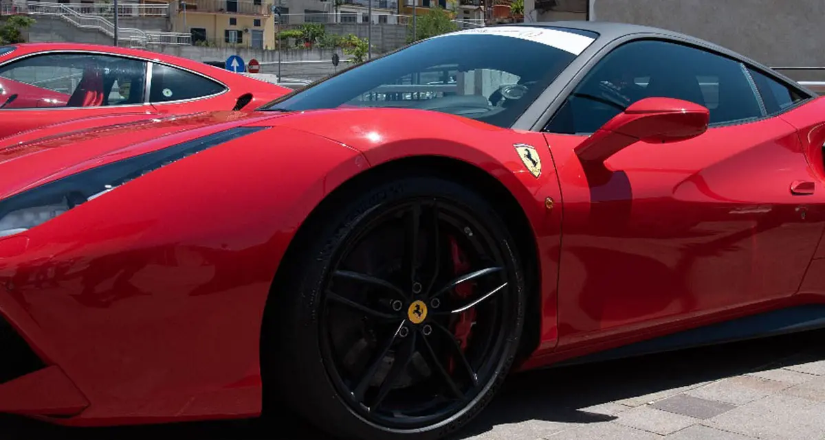 Lago veste il rosso: il rombo di 20 Ferrari per le strade del borgo\n