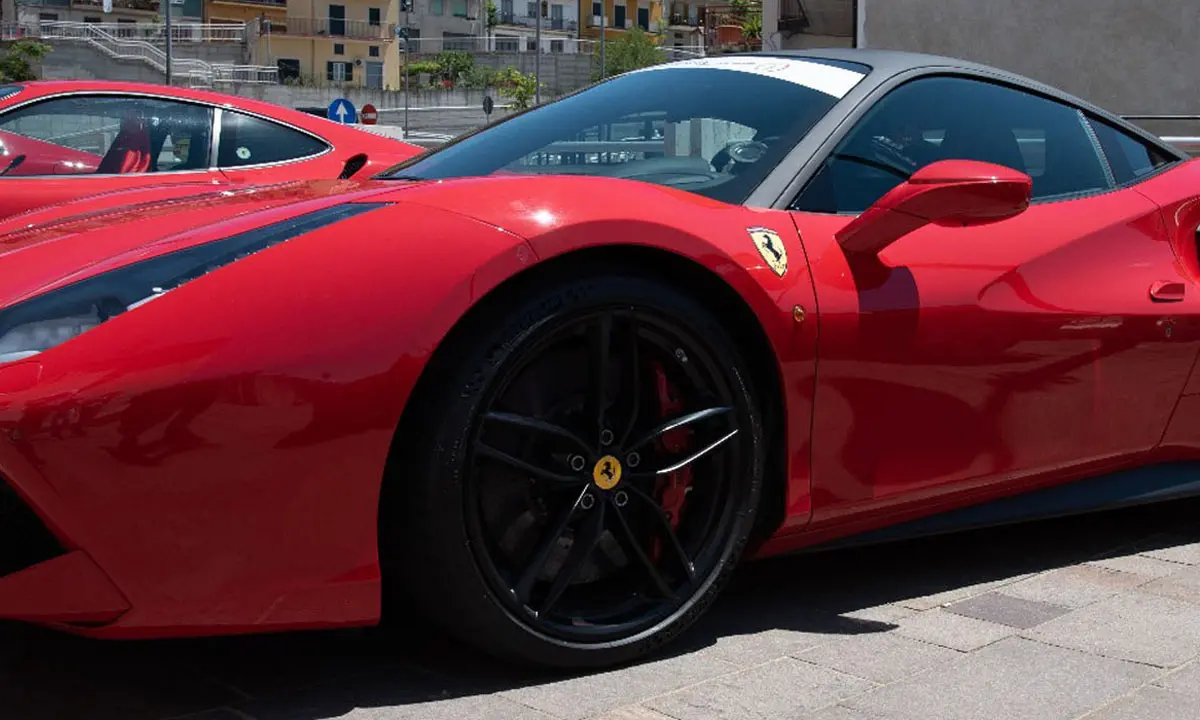 Lago veste il rosso: il rombo di 20 Ferrari per le strade del borgo\n