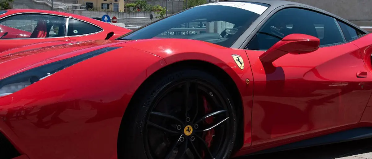 Lago veste il rosso: il rombo di 20 Ferrari per le strade del borgo\n