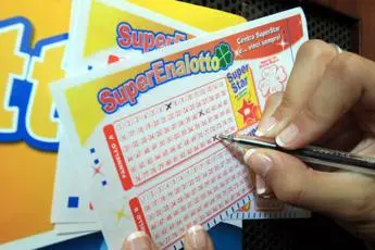Superenalotto, sulle tracce del fortunato a Oggiono, il paese del 6 milionario: «È anziano, ora è sparito»\n