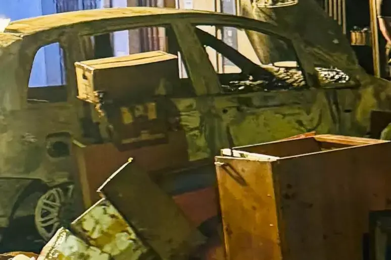 Grisolia, auto distrutta da un incendio nella notte:\u00A0indagini in corso. Il sindaco: «Comunità ferita»\n