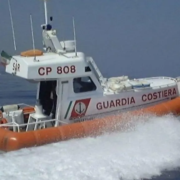 Crotone, barca in avaria: Guardia Costiera soccorre quattro persone e un cane