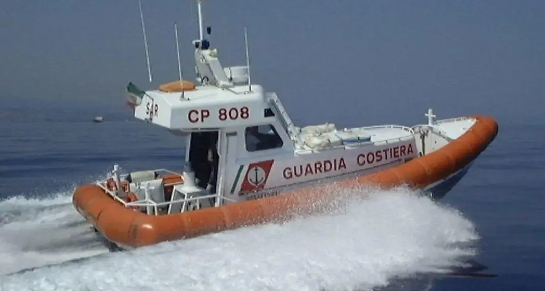 Crotone, barca in avaria: Guardia Costiera soccorre quattro persone e un cane