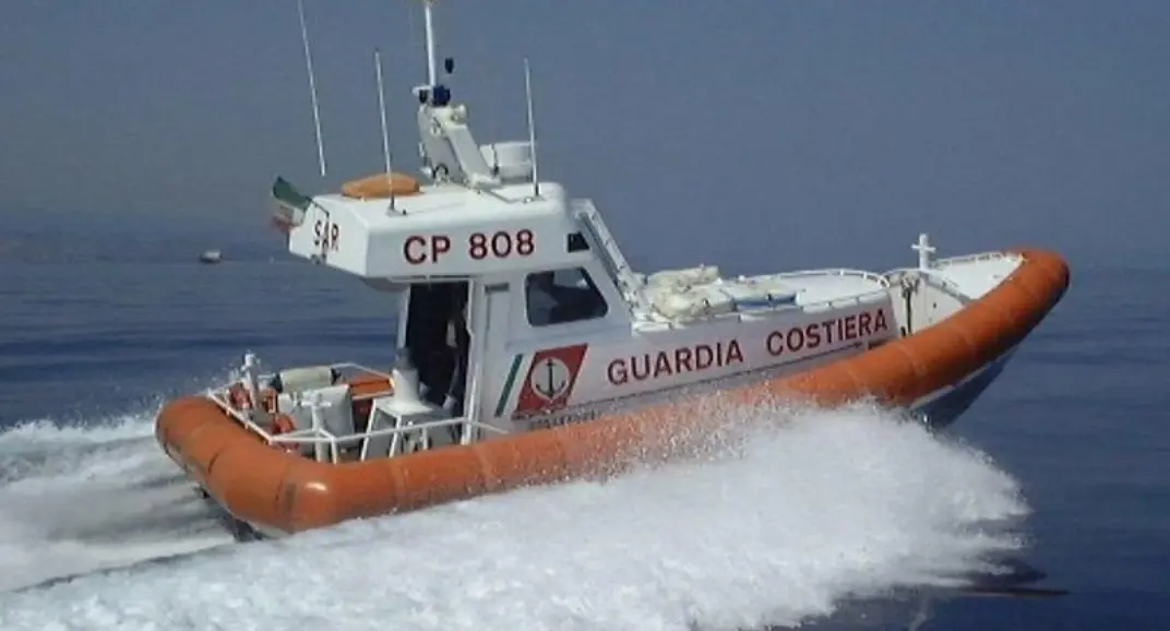 Crotone, barca in avaria: Guardia Costiera soccorre quattro persone e un cane