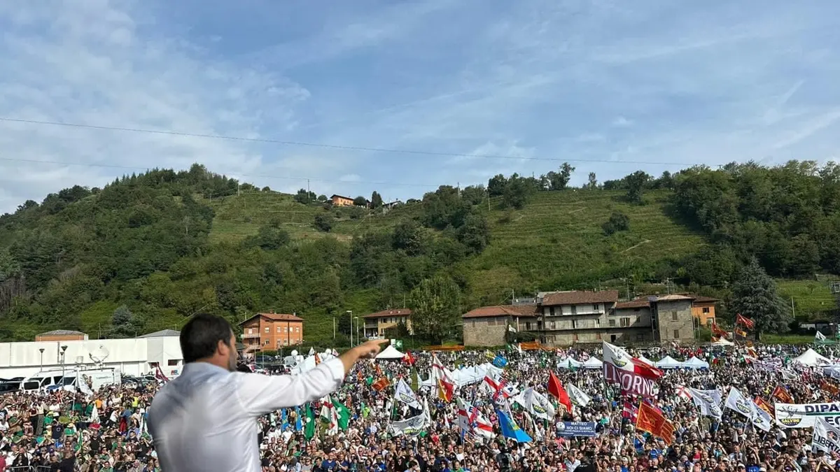 <p>Una vecchia immagine di Salvini a Pontida</p>\\n