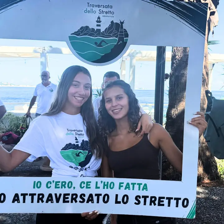 <p>Dallo Stretto di Messina l’impresa di Alice e Daniela: due vibonesi tra le più giovani nuotatrici protagoniste della traversata</p>