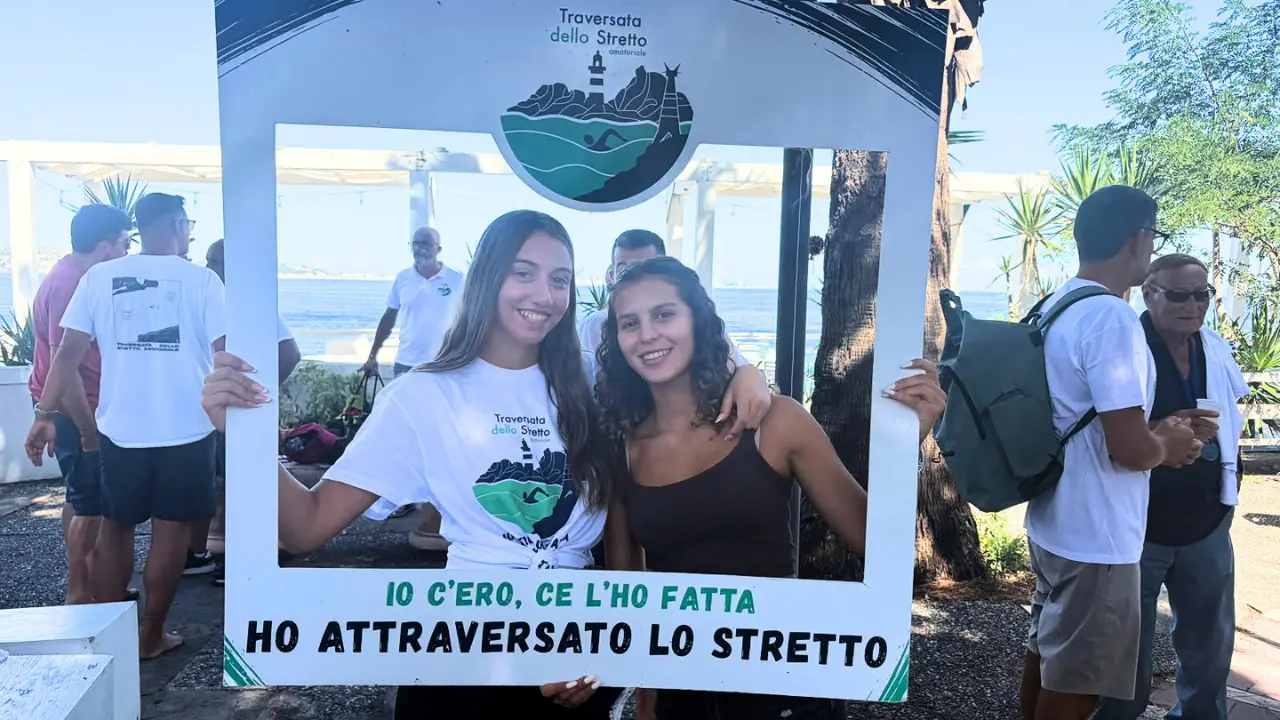 Dallo Stretto di Messina l’impresa di Alice e Daniela: due vibonesi tra le più giovani nuotatrici protagoniste della traversata\n