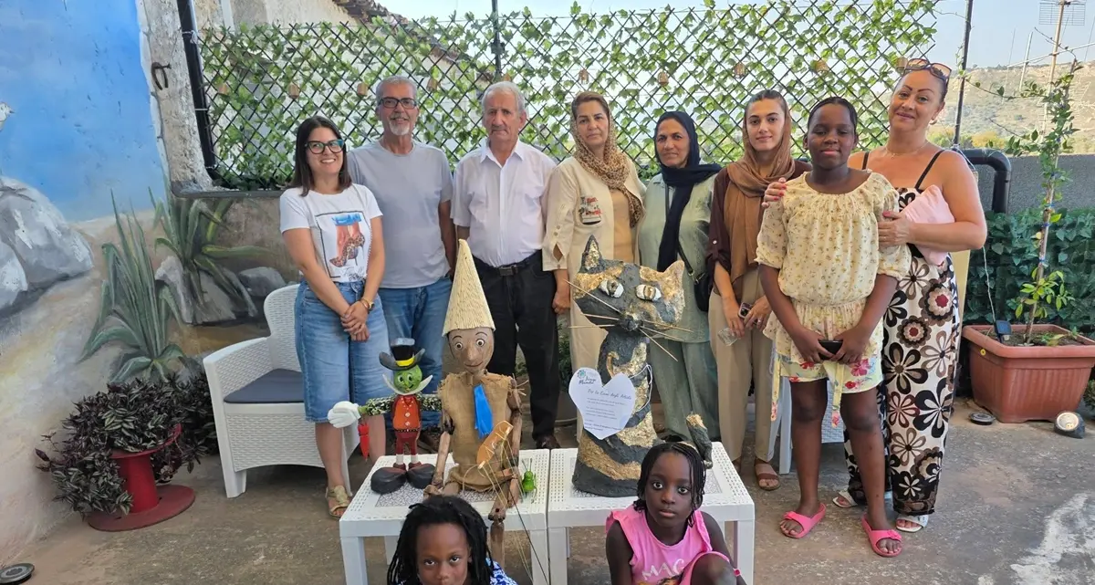 “Cartastorie”, a Sant’Ilario il laboratorio della “Jungi Mundu” che trasforma la carta in creatività, incontro e comunità\n