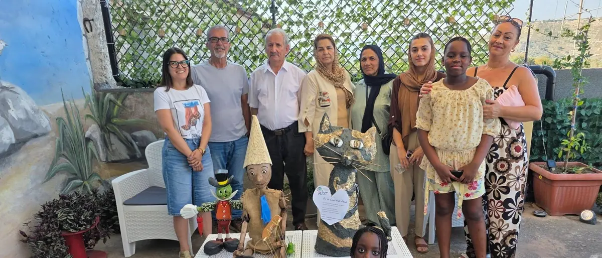 “Cartastorie”, a Sant’Ilario il laboratorio della “Jungi Mundu” che trasforma la carta in creatività, incontro e comunità\n