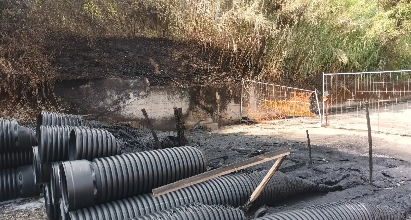 <p>Incendio nel cantiere del terminal bus a Vibo, La Tazzina della Legalità: <span style=\"color:hsl(0, 75%, 60%);\">«Adesso basta, la città deve reagire»</span></p>