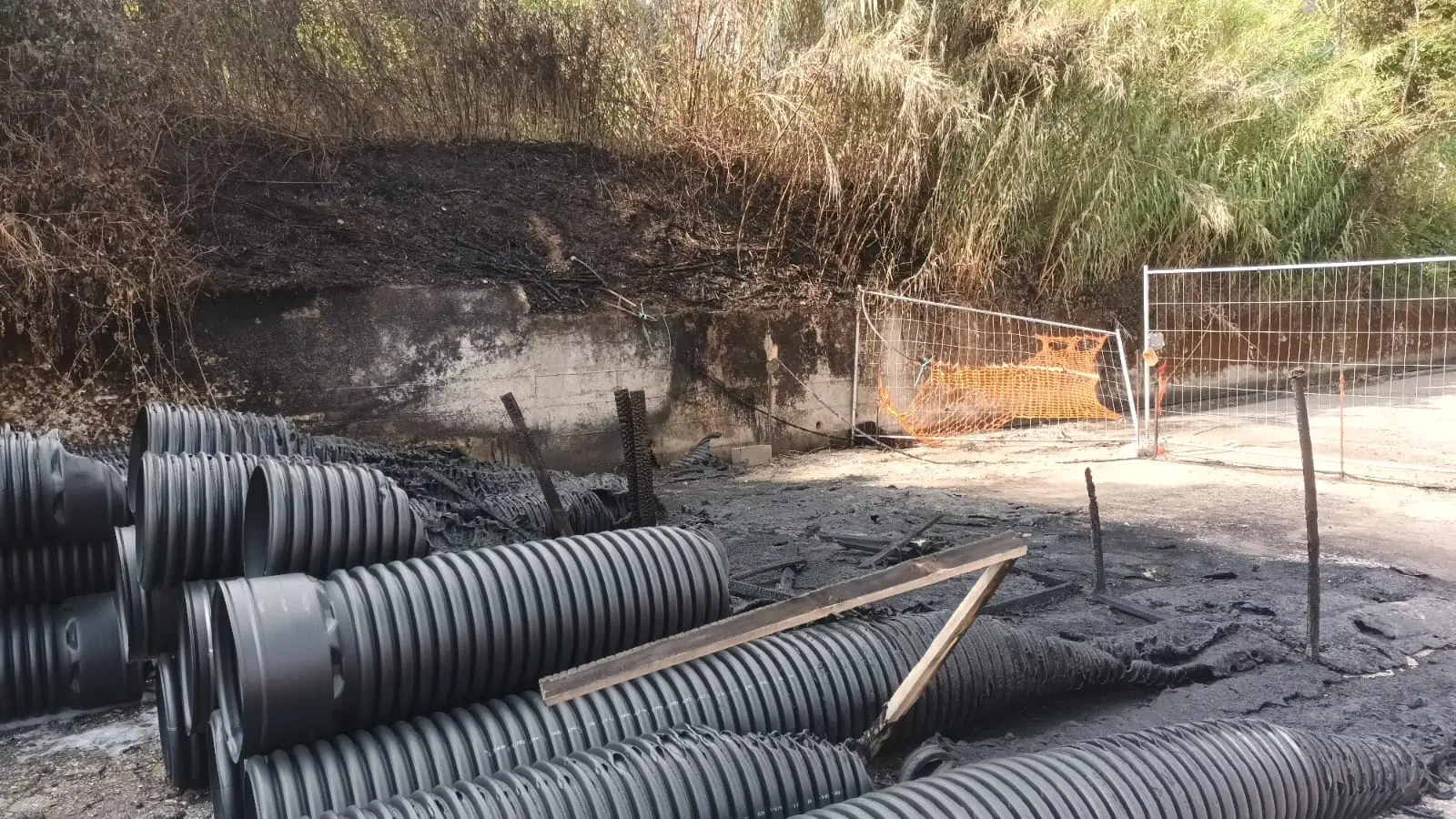 Incendio nel cantiere del terminal bus a Vibo, La Tazzina della Legalità: «Adesso basta, la città deve reagire»