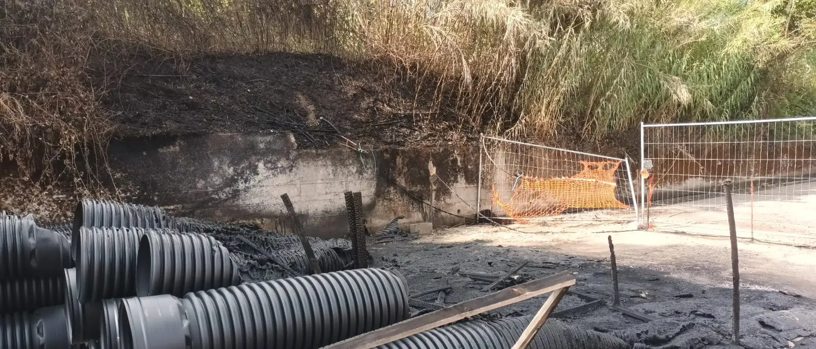 Incendio nel cantiere del terminal bus a Vibo, La Tazzina della Legalità: «Adesso basta, la città deve reagire»