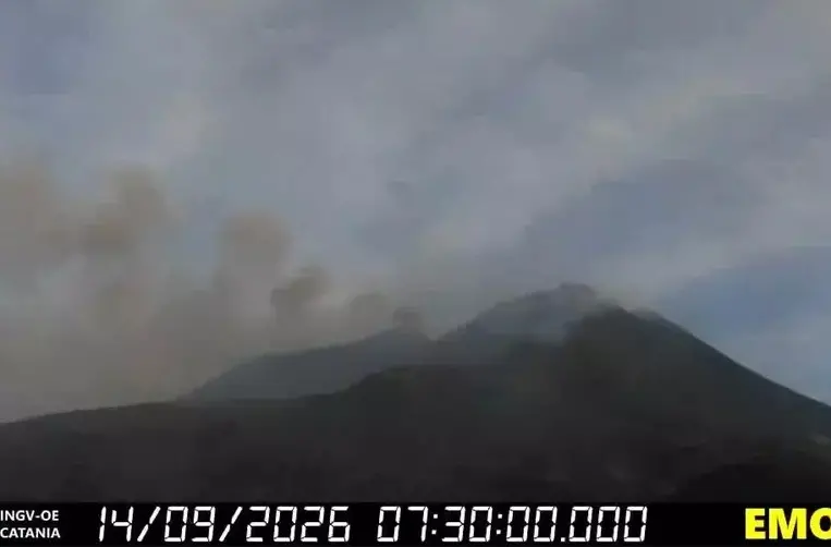 Cenere vulcanica dall’Etna, sospesi gli arrivi all’Aeroporto di Catania\n